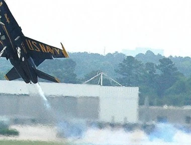 Απογειώσεις που «κόβουν την ανάσα» από τους Blue Angels (βίντεο)